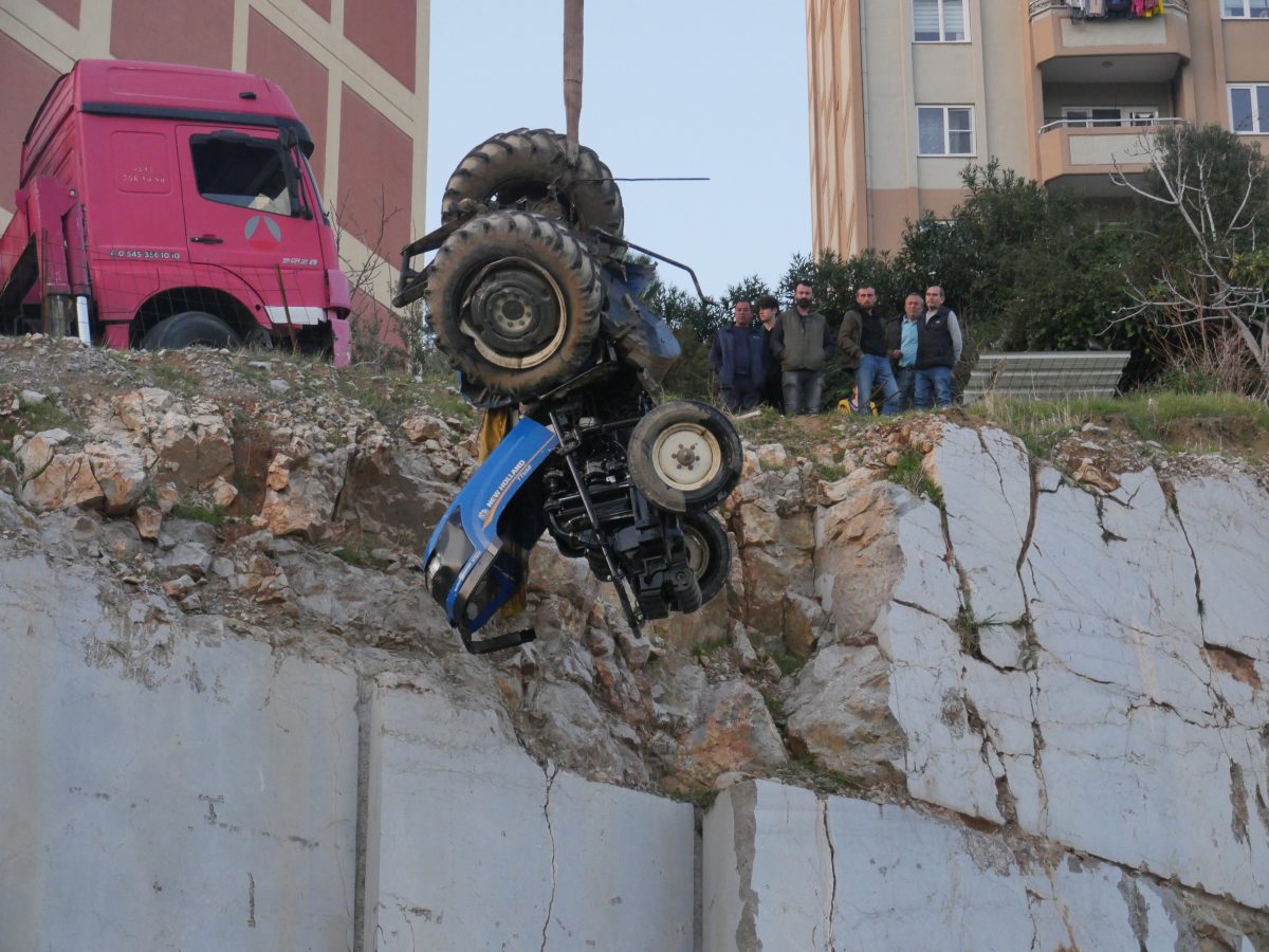 Edremit'te kaya yüklü traktör devrildi! Traktör sürücüsü yaşamını yitirdi!