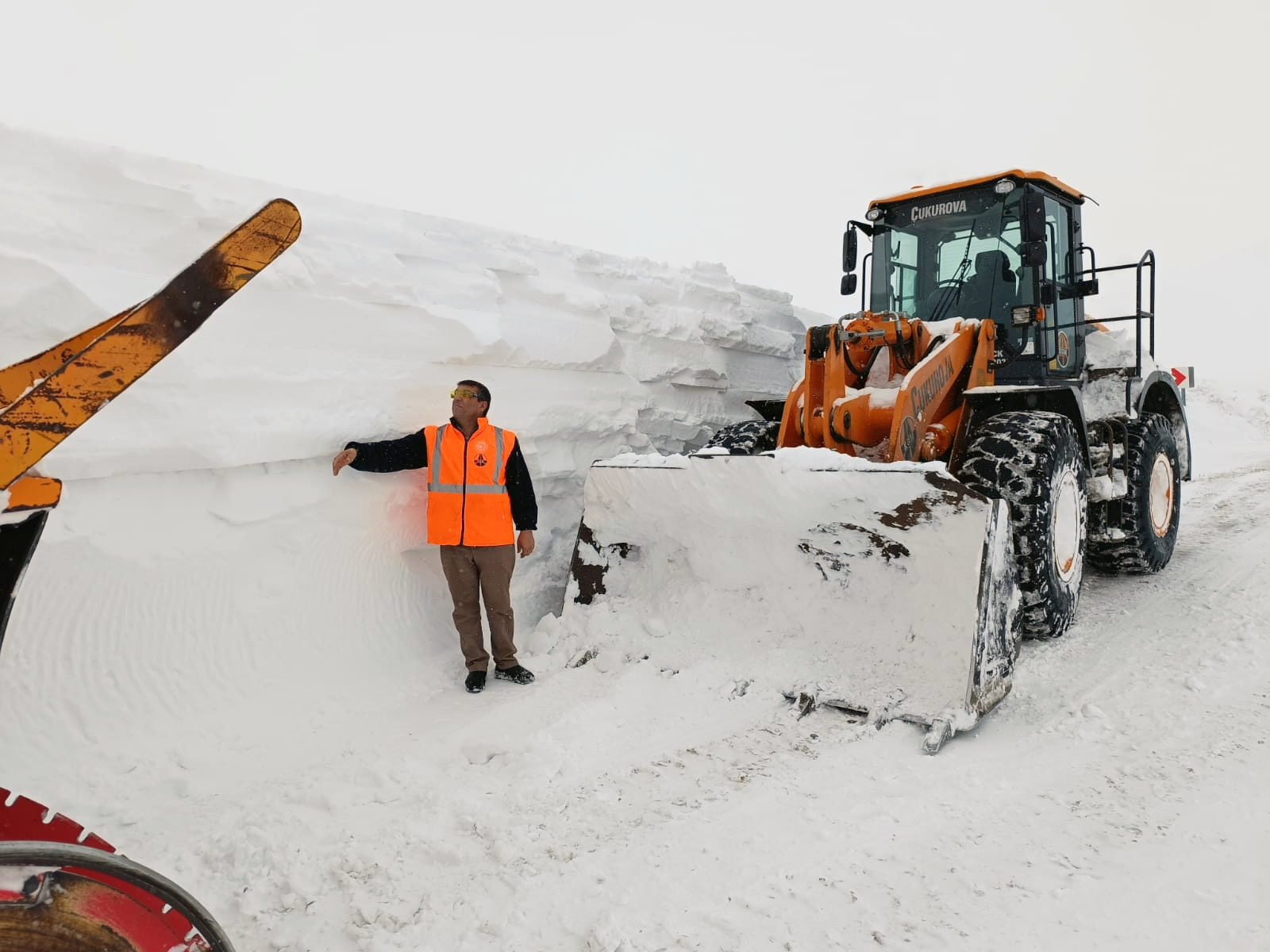 Muş'ta metrelerce kar altındaki yollarda çalışmalar sürüyor