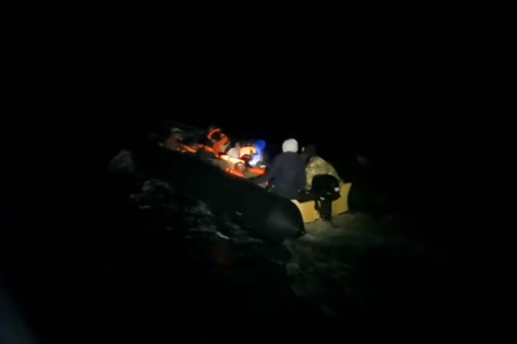 Ayvalık açıklarında 68 düzensiz göçmen yakalandı