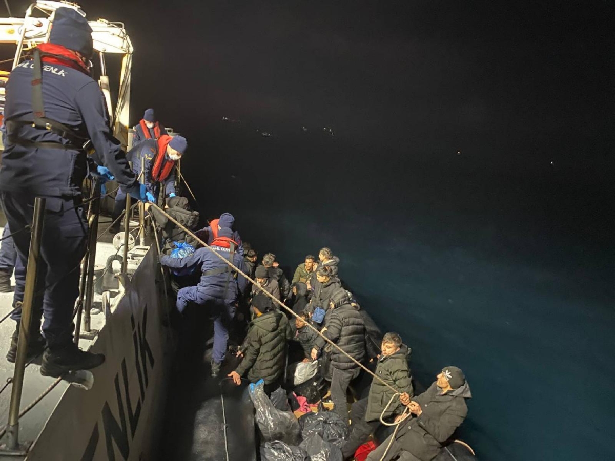 Ayvalık açıklarında 110 düzensiz göçmen yakalandı