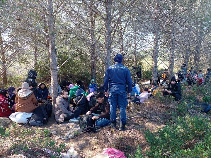 Ayvalık'ta 75 düzensiz göçmen yakalandı