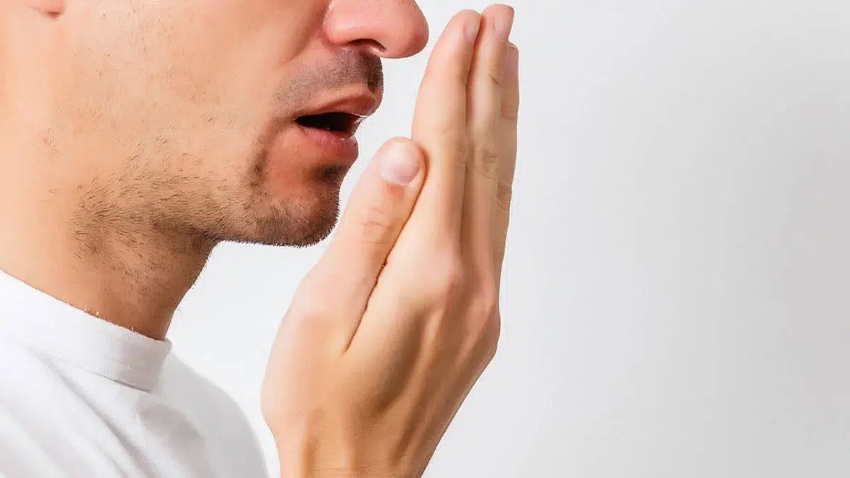 Periodontoloji Uzmanı Dr. Öğr. Üyesi Kübra Güler, ağız kokusunu gidermek için dilin de fırçalanmasını önerdi.