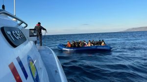 Ayvalık açıklarında 39 düzensiz göçmen kurtarıldı