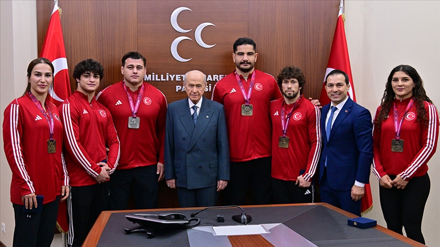 MHP Genel Başkanı Bahçeli, Avrupa şampiyonu Güreş Milli Takımı'nı kabul etti