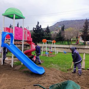 Altıeylül ilçesindeki çeşitli mahallelerde bulunan parkların genel temizlik çalışmaları Park ve Bahçeler Müdürlüğü ekipleri tarafından gerçekleştirildi.