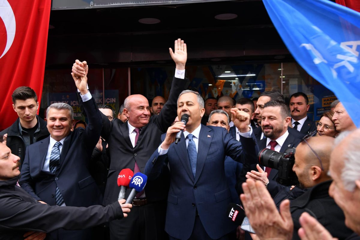 İçişleri Bakanı Ali Yerlikaya, Büyükşehirde Yücel Yılmaz, Erdek'te Turan Gün için oy istedi!