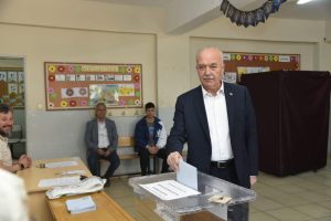 Dursunbey Belediye Başkanı Ramazan Bahçavan yerel seçimler için oyunu kullandı