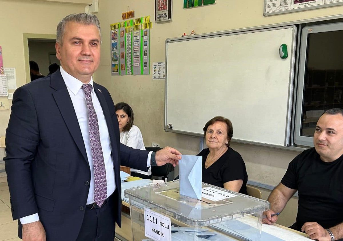 Ak Parti Balıkesir Milletvekili Mustafa Canbey, yerel seçimler için oyunu kullandı