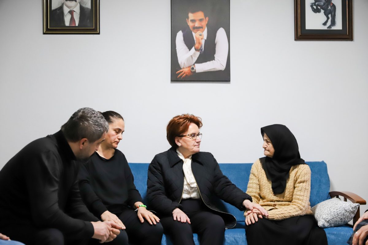 Meral Akşener'den Sinan Ateş'in evine taziye ziyareti