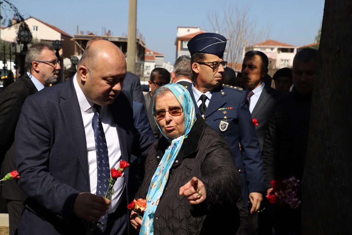 Gönen Belediye Başkanı İbrahim Palaz, Çanakkale Zaferi'nin 109. yıl dönümü dolayısıyla düzenlenen çelenk sunma törenine katıldı.