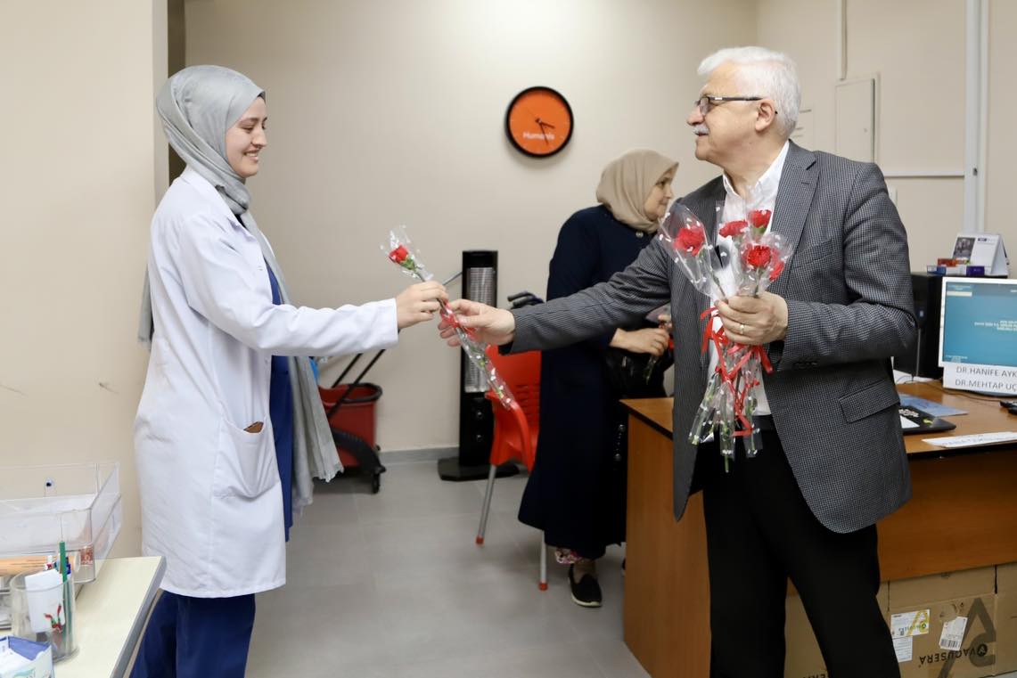 Ali Kemal Deveciler, Sağlık Personellerinin 14 Mart Tıp Bayramı'nı kutladı
