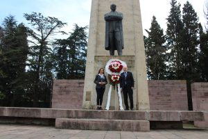 Balıkesir Tabip Odası 14 Mart Tıp Bayramı dolayısıyla Atatürk Anıtı'na çelenk sundu