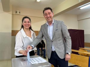 Bandırma Belediye Başkanı Tolga Tosun yerel seçimler için oyunu kullandı