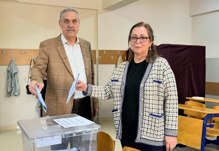 Ak Parti Bandırma Belediye Başkan Adayı Cemal Öztaylan yerel seçimler için oyunu kullandı