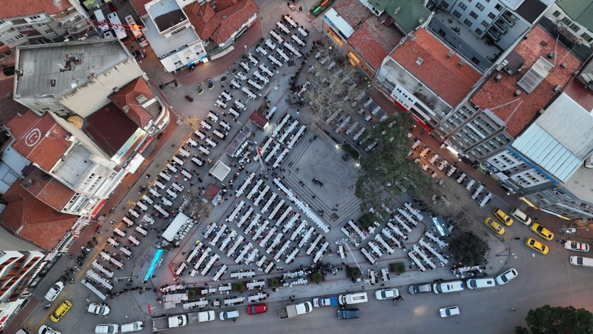 Burhaniyeliler, Cumhuriyet Meydanı'ndaki iftarda buluştu