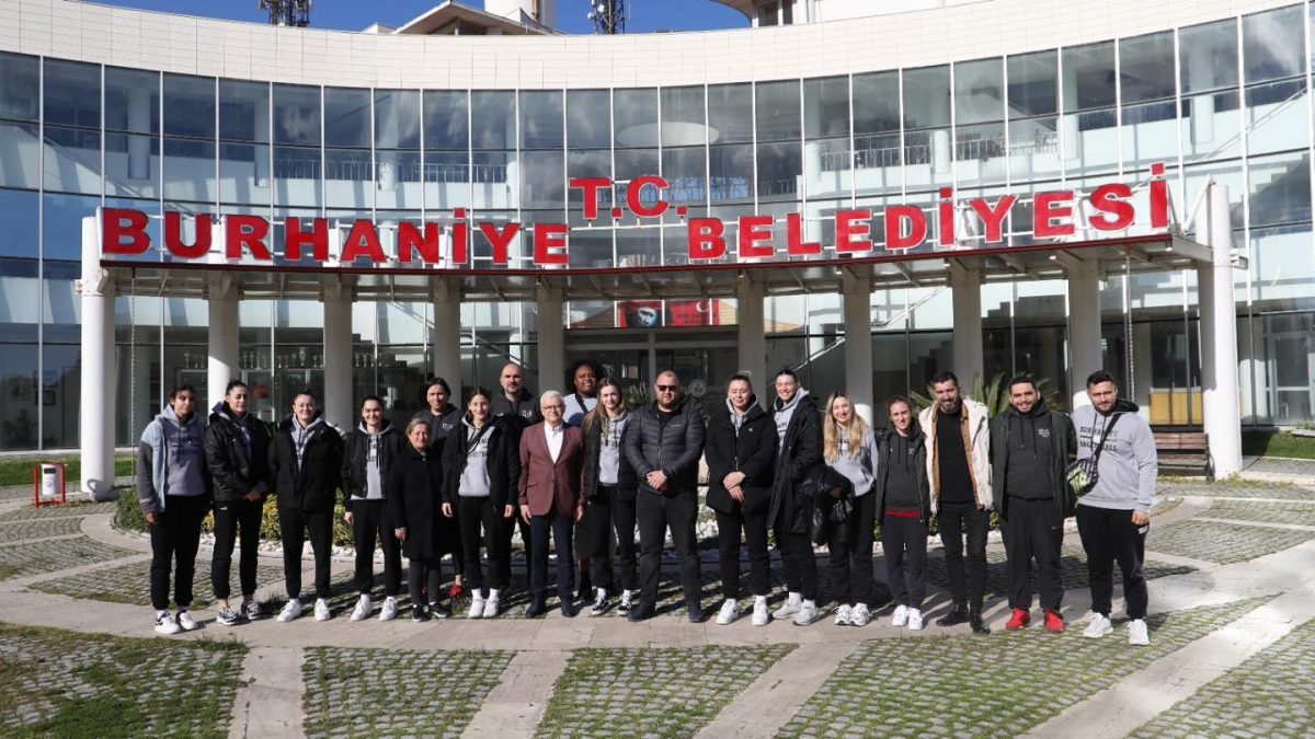 Aslan Yol Burhaniye Belediyespor Kadın Basketbol Takımı, Ali Kemal Deveciler'i ziyaret etti