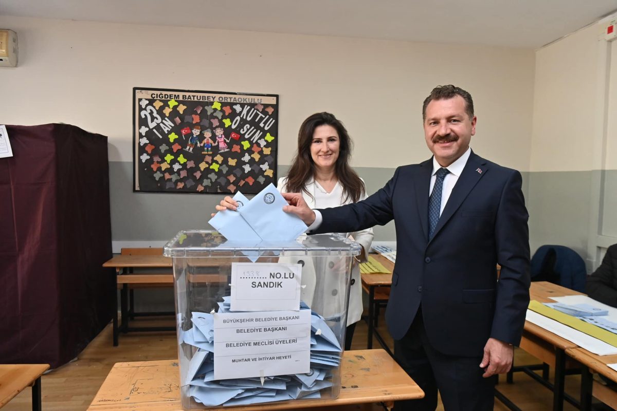 Balıkesir Büyükşehir Belediye Başkanı Yücel Yılmaz yerel seçimler için oyunu kullandı