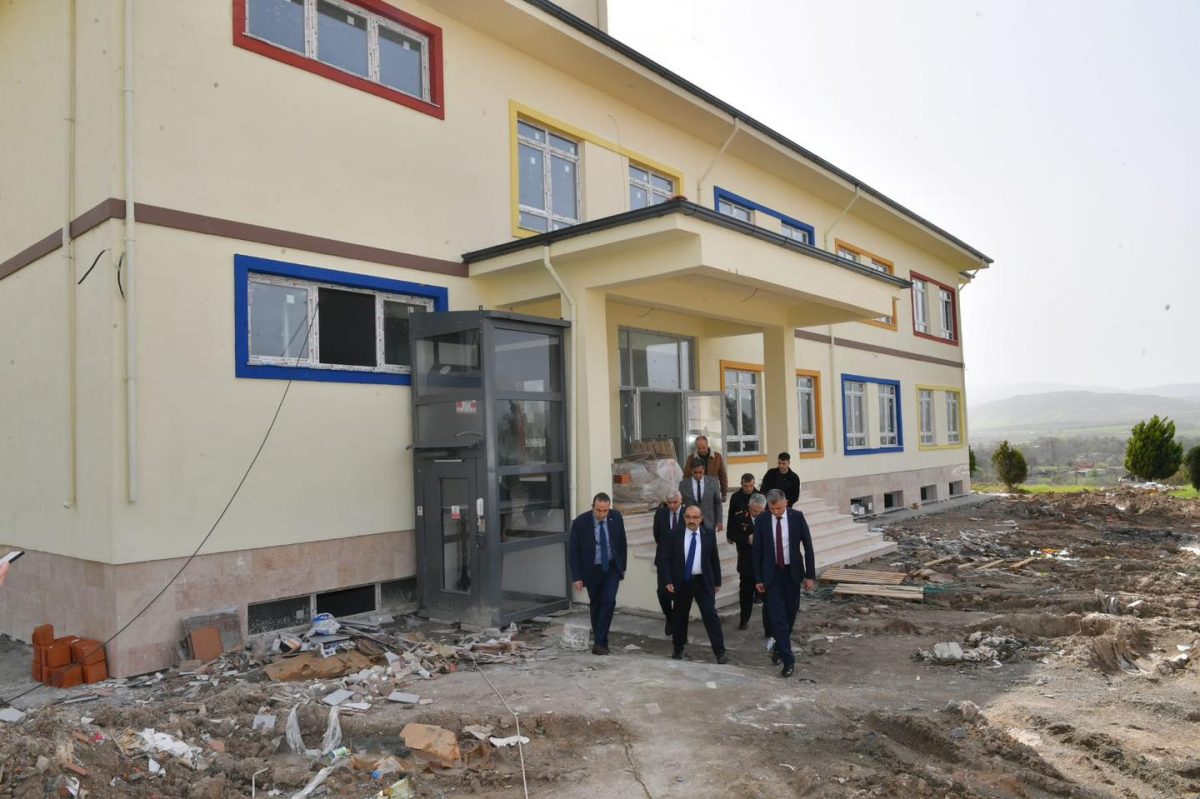 Vali Ustaoğlu, Gönen'de yapımı devam eden Anaokulu inşaatını denetledi