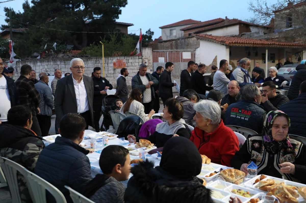 Ali Kemal Deveciler, vatandaşlarla Pelitköy'de iftar programında buluştu
