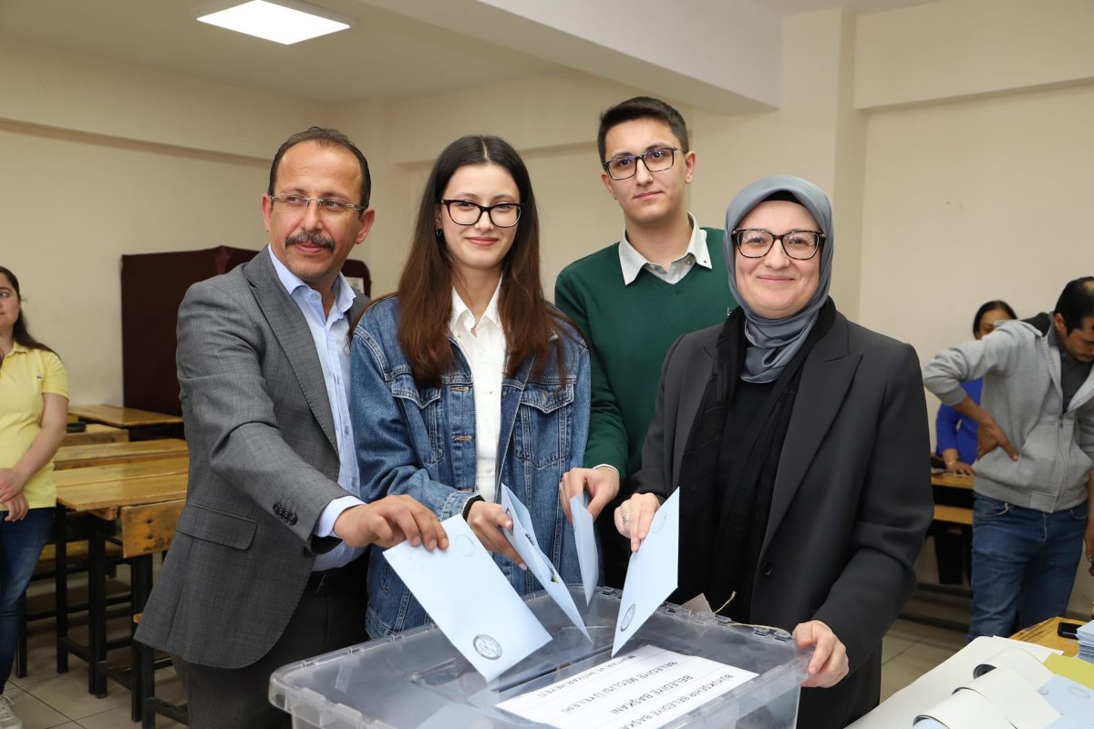 Ak Parti Balıkesir Milletvekili ve Genel Başkan Yarıdmcısı Belgin Uygur yerel seçimler için oyunu kullandı