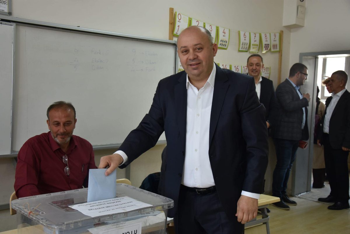 Gönen Belediye Başkanı İbrahim Palaz yerel seçimler için oyunu kullandı