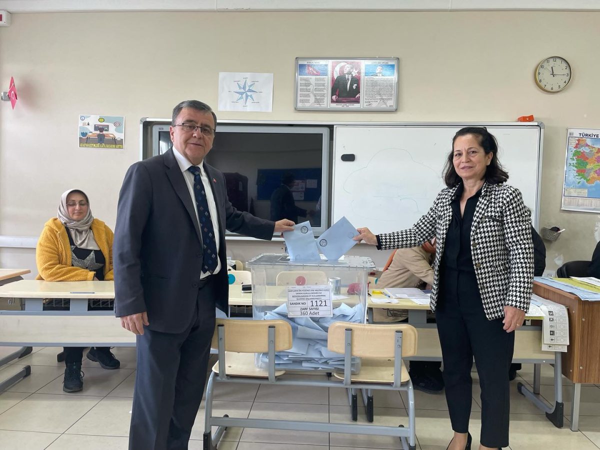 CHP Altıeylül Belediye Başkan Adayı Hakan Şehirli yerel seçimler için oyunu kullandı