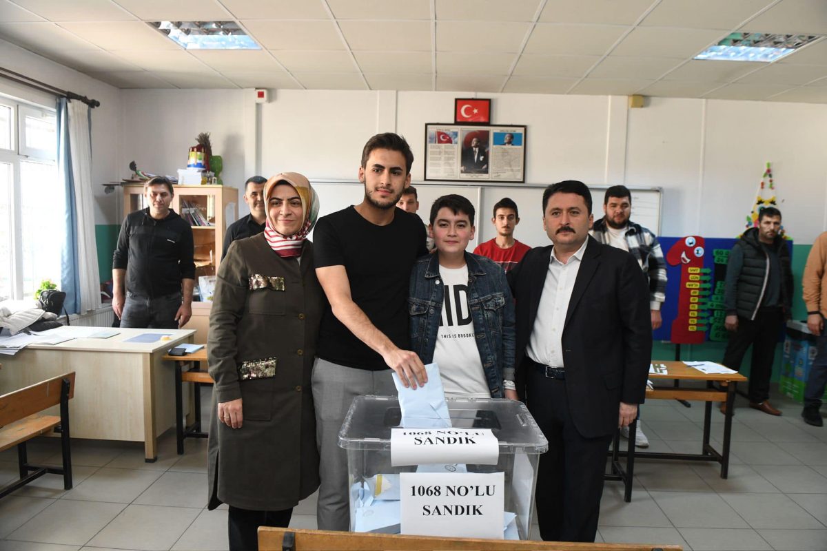 Altıeylül Belediye Başkanı Hasan Avcı yerel seçimler için oyunu kullandı