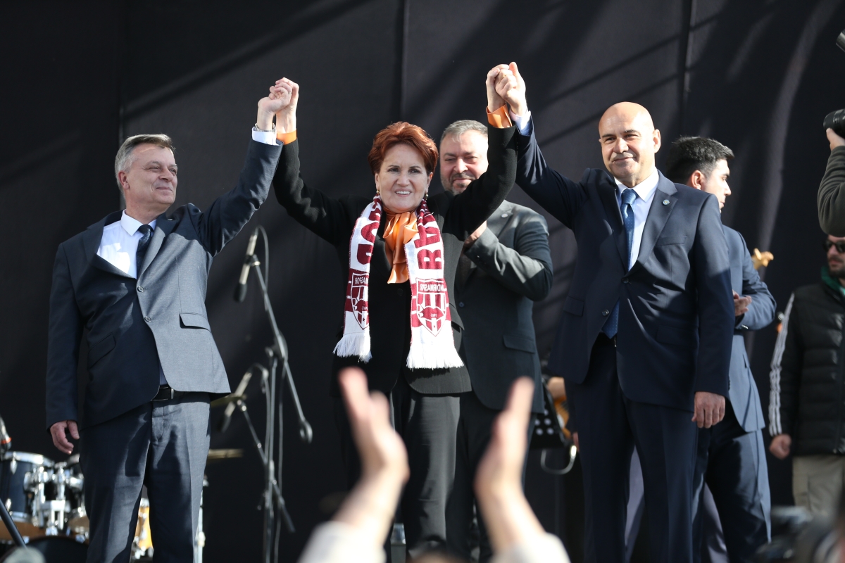 İYİ Parti Genel Başkanı Akşener, Balıkesir'de esnaf ziyaretlerinde bulundu