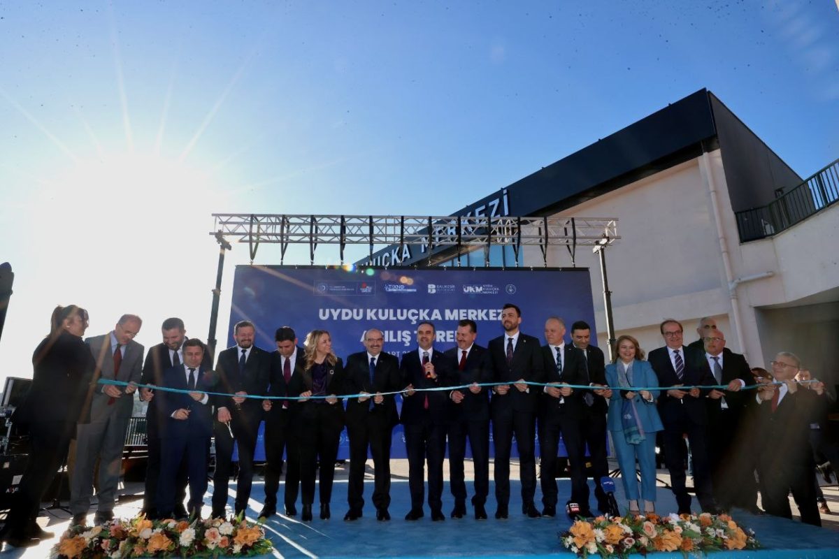 Bakan Kacır, Balıkesir'de Çamlık Uydu Kuluçka Merkezi'nin açılışında konuştu: