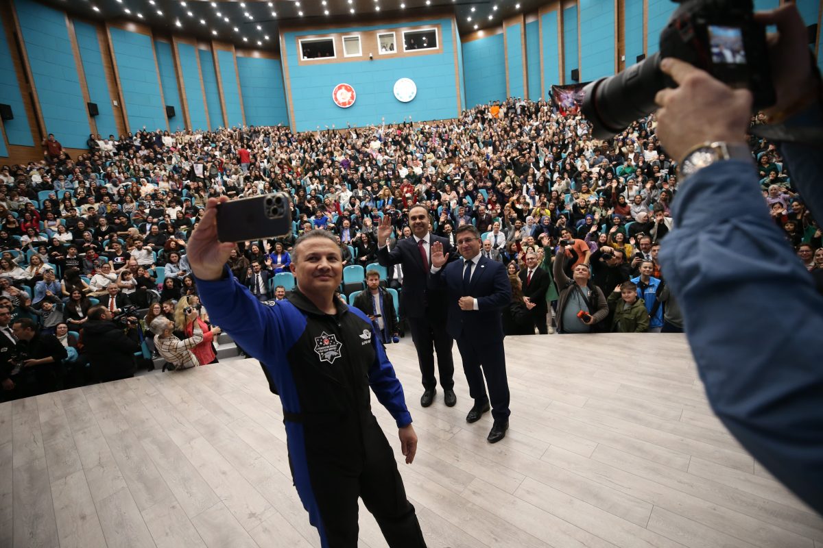 Bakan Kacır ve ilk Türk Astronot Alper Gezeravcı Balıkesir Üniversitesi'nde gençlerle buluştu!