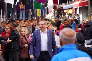 "Ayvalık Belediye Başkanı Mesut Ergin, Sarımsaklı Salı Pazarı'nda vatandaşlarla bir araya geldi.
