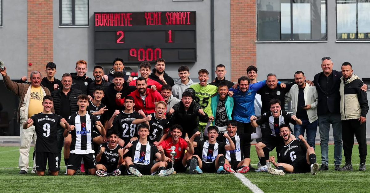 Burhaniye Belediyespor U-18 takımı üst üste 2'nci kez Türkiye Şampiyonası'nda