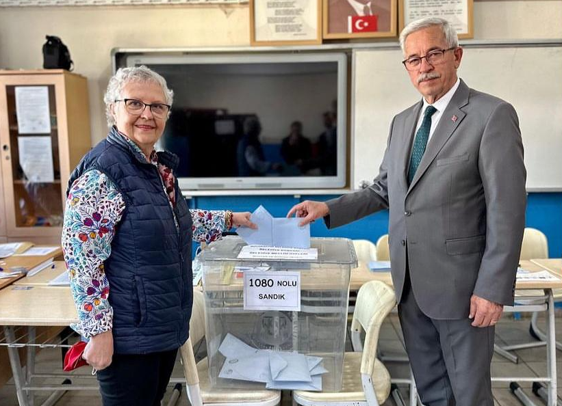 Erdek Belediye Başkanı Burhan Karışık, yerel seçimler için oyunu kullandı