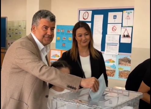 CHP Karesi Belediye Başkan Adayı Mesut Akbıyık, yerel seçimler için oyunu kullandı