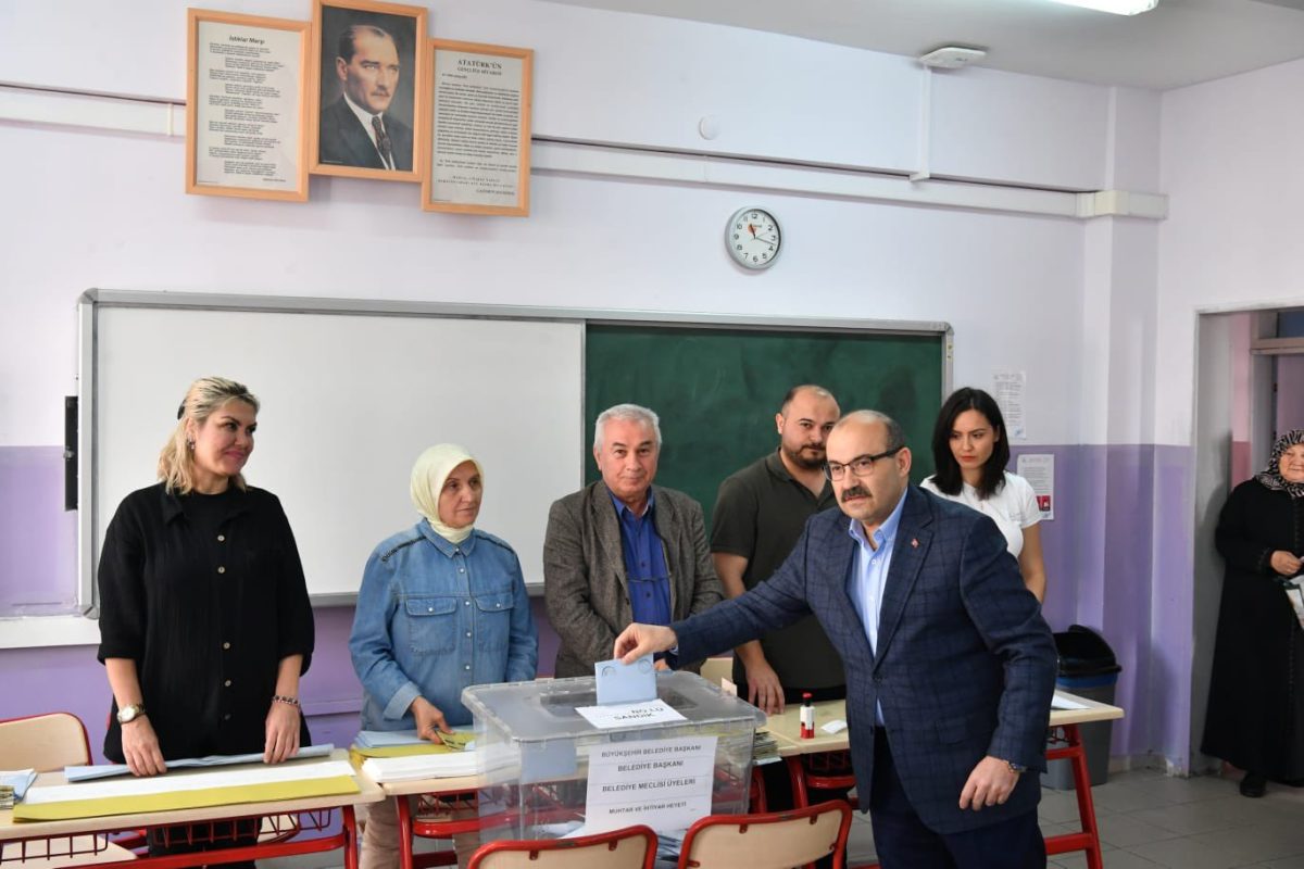 Balıkesir Valisi İsmail Ustaoğlu yerel seçimler için oyunu kullandı