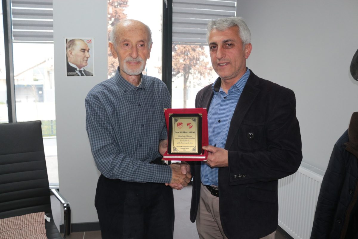 Balıkesir Saha Komiserleri Derneği’nden, 27 yıl başkanlık görevinde bulunan Ali Hikmet Akkaş’a onur plaketi