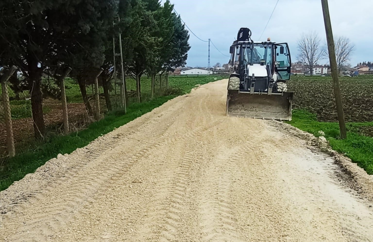 Altıeylül Belediyesi kırsal mahallelerdeki yolların onarımını gerçekleştiriyor