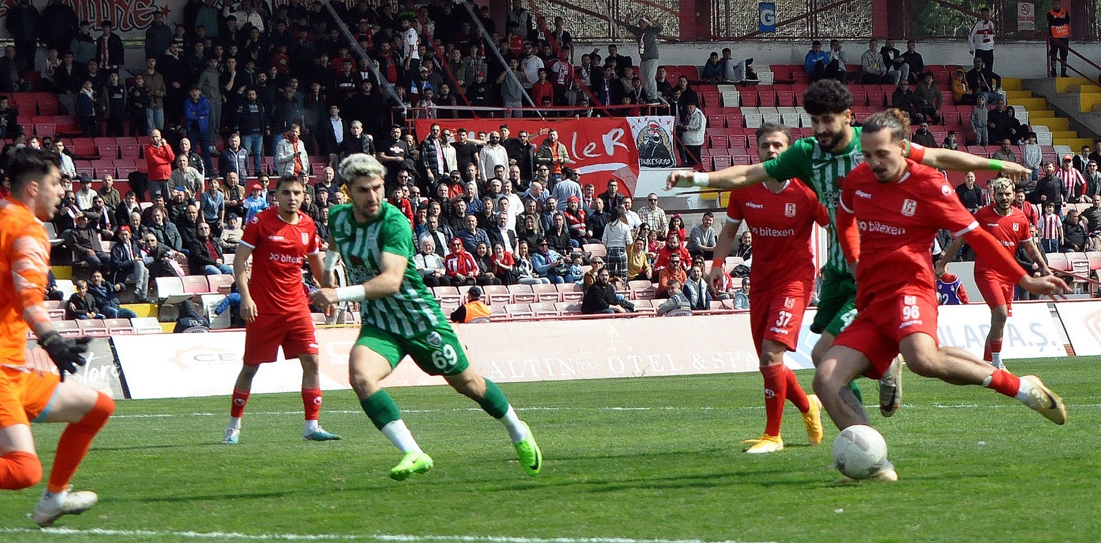 TFF 3. Lig 4.Grup’ta geçtiğimiz hafta deplasmandan 3 puanla dönen Balıkesirspor bu hafta evinde oynadığı Sultanbeyli Belediyespor’la 1-1 berabere kaldı.