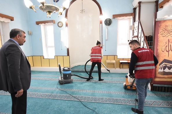 Balya'da Ramazan öncesi Camiler temizleniyor