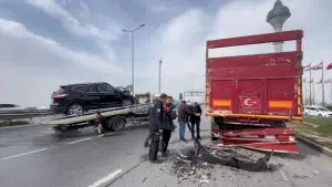 TIR'a çarpan otomobilin sürücüsü hayatını kaybetti