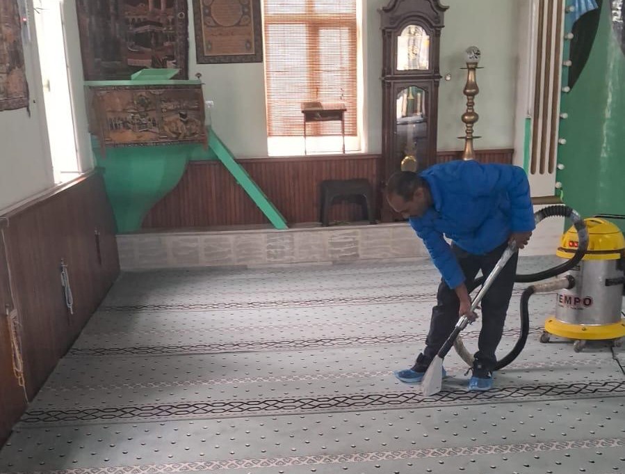 Burhaniye Belediyesi Ramazan öncesi Camileri pırıl pırıl yapıyor