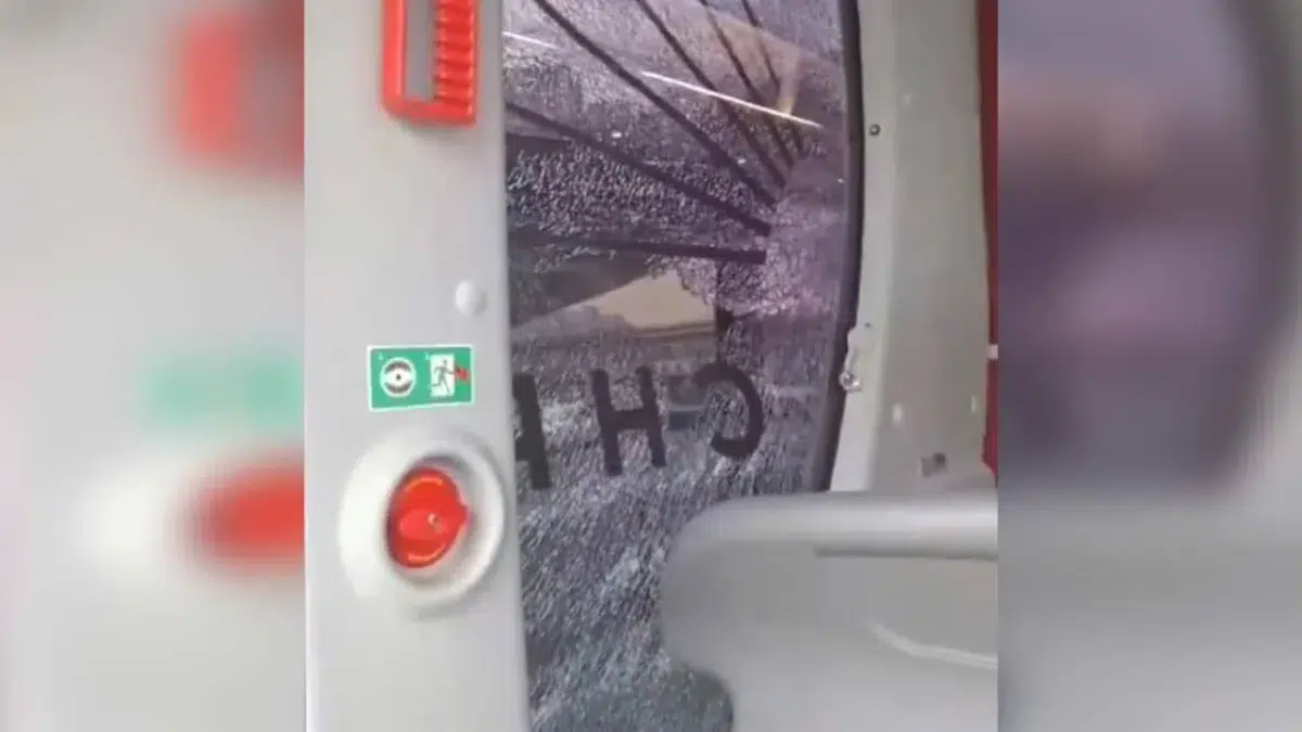 CHP'nin seçim otobüsüne taşlı saldırı!