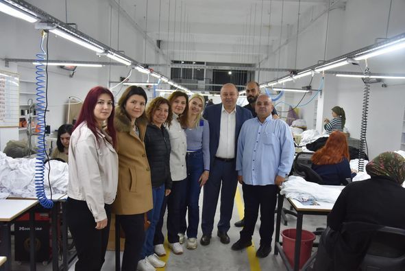 İbrahim Palaz, Gönen'de tekstil fabrikasına ziyarette bulundu.