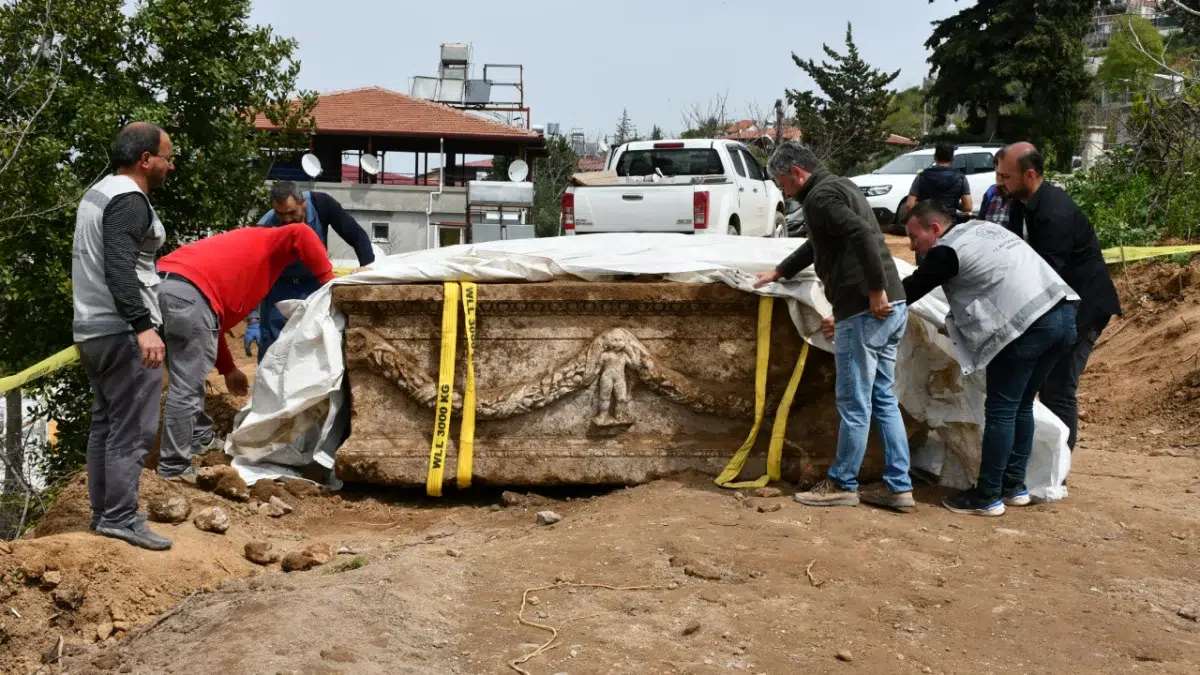 Hatay'da evin bahçesinde yapılan kazıda 'lahit' bulundu