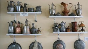 Türk kültürüne ait mutfak eşyaları restoranda sergileniyor