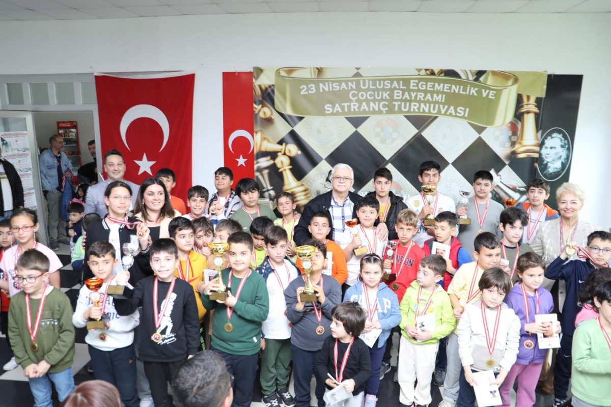 Burhaniye'de 23 Nisan Ulusal Egemenlik ve Çocuk Bayramı Satranç Turnuvası büyük ses getirdi
