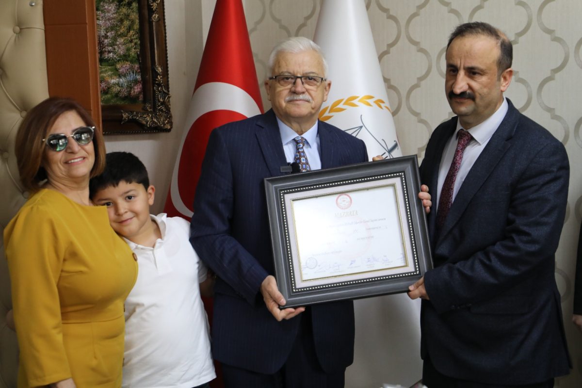 Burhaniye Belediye Başkanı Ali Kemal Deveciler mazbatasını aldı