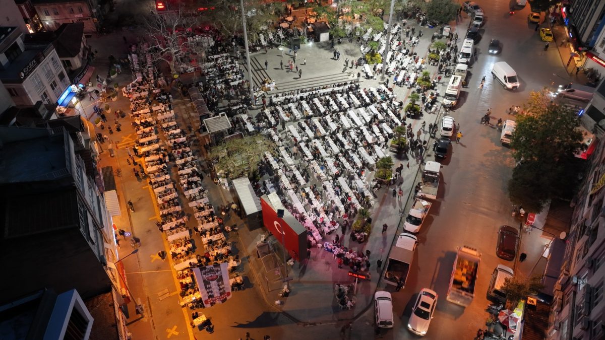 Burhaniye Belediyesi'nden Kadir Gecesi için Cumhuriyet Meydanı’nda büyük iftar daveti