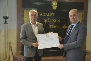 Dursunbey Belediye Başkanı Ramazan Bahçavan mazbatasını aldı