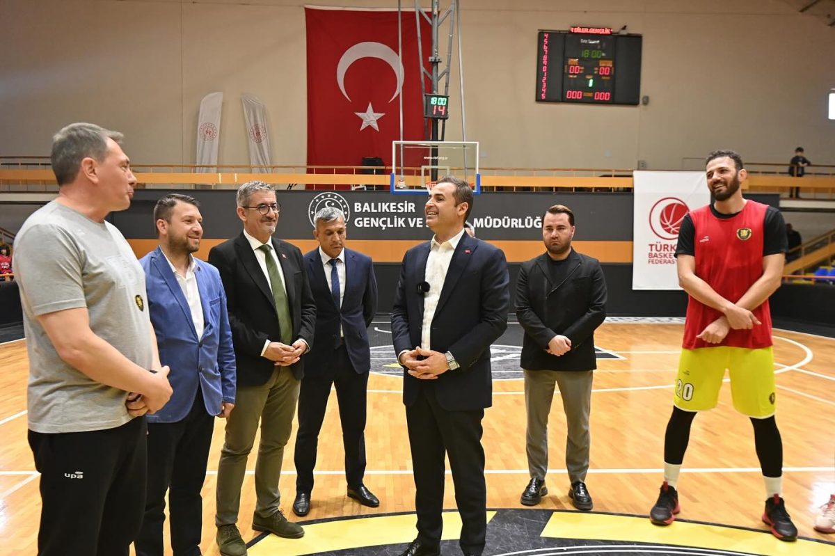 Ahmet Akın, Balıkesir Büyükşehir Belediyespor Basketbol Takımını ziyaret etti.
